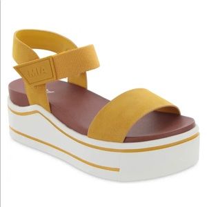 Mia Odelia Platform Sandals NWOT